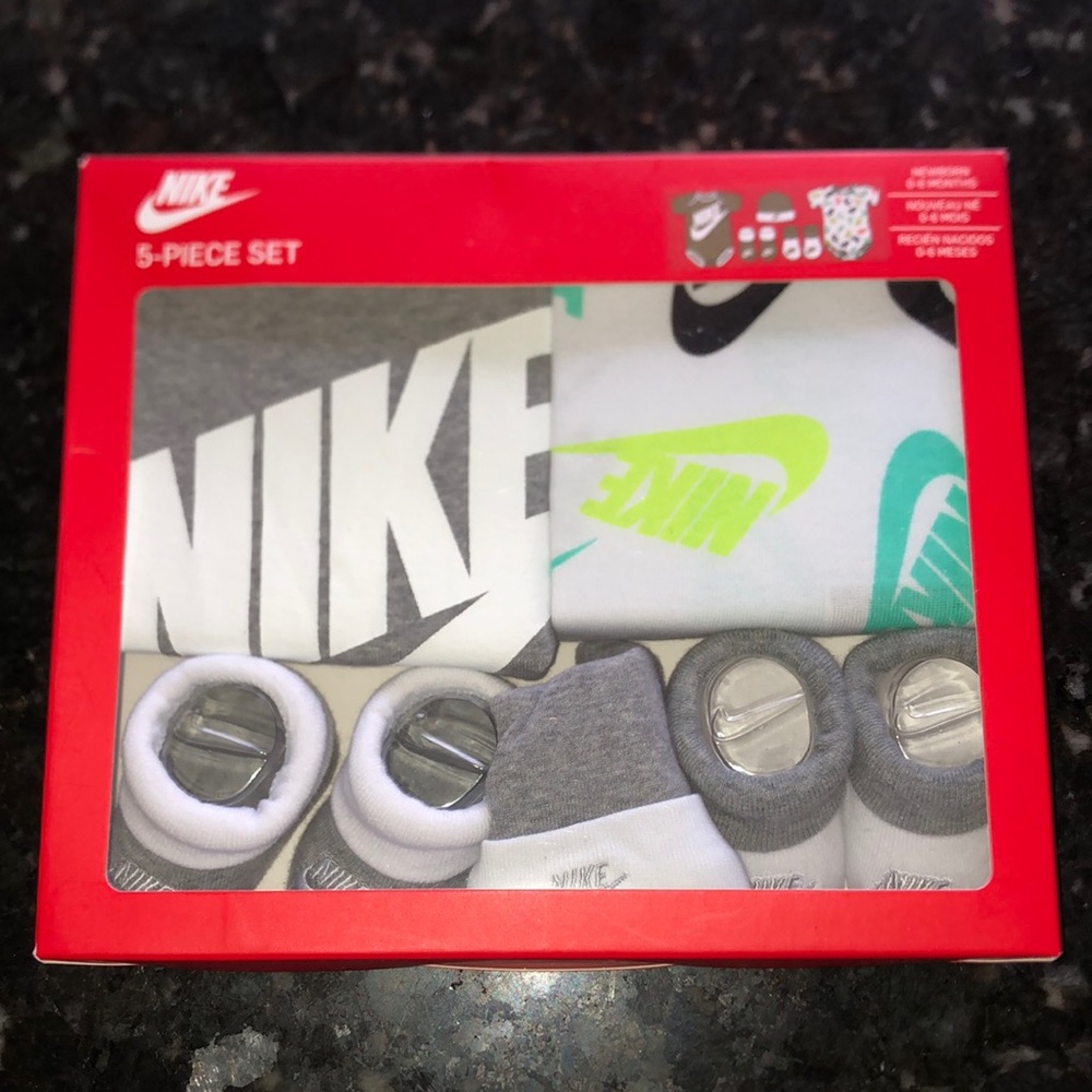 Nike 5 piece newborn set